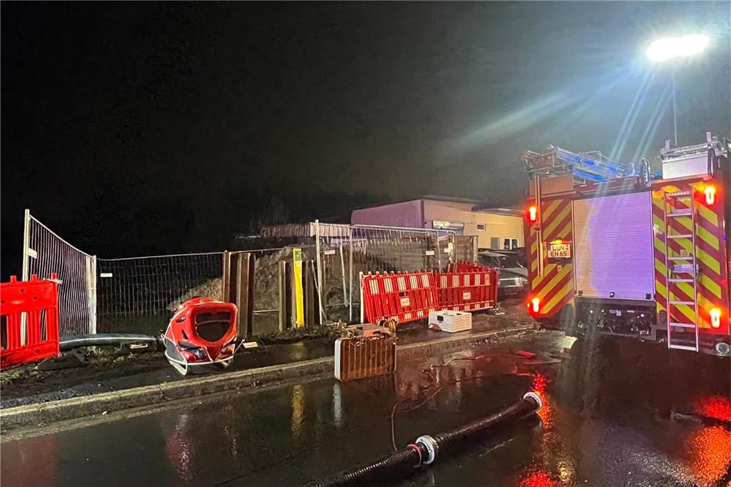 Nächtlicher Feuerwehreinsatz in Brambauer wegen eines vollgelaufenen Regenrückhaltebeckens