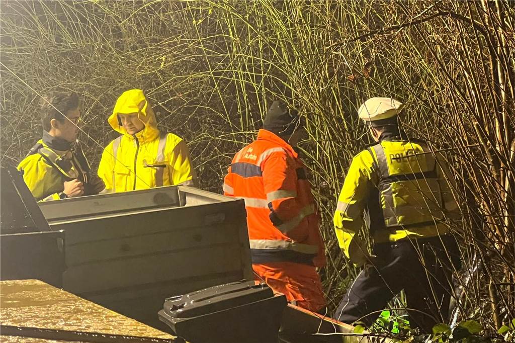 Nächtlicher Feuerwehreinsatz in Brambauer wegen eines vollgelaufenen Regenrückhaltebeckens