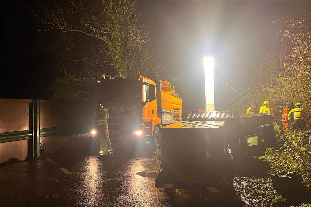 Nächtlicher Feuerwehreinsatz in Brambauer wegen eines vollgelaufenen Regenrückhaltebeckens