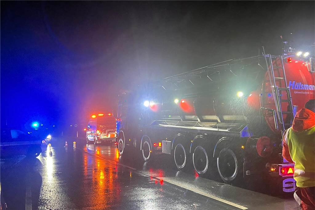 Nächtlicher Feuerwehreinsatz in Brambauer wegen eines vollgelaufenen Regenrückhaltebeckens