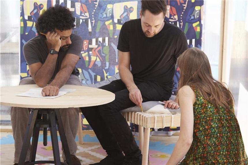 Afrikanische Designer bringen Farbe in die Möbelwelt Naeem Biviji (l-r), Ikea-Designer Mikael Axelsson und Bethan Rayner wollen mit ihrer Överallt Kollektion moderne afrikanische Kultur weltweit verbreiten. Foto: Ikea