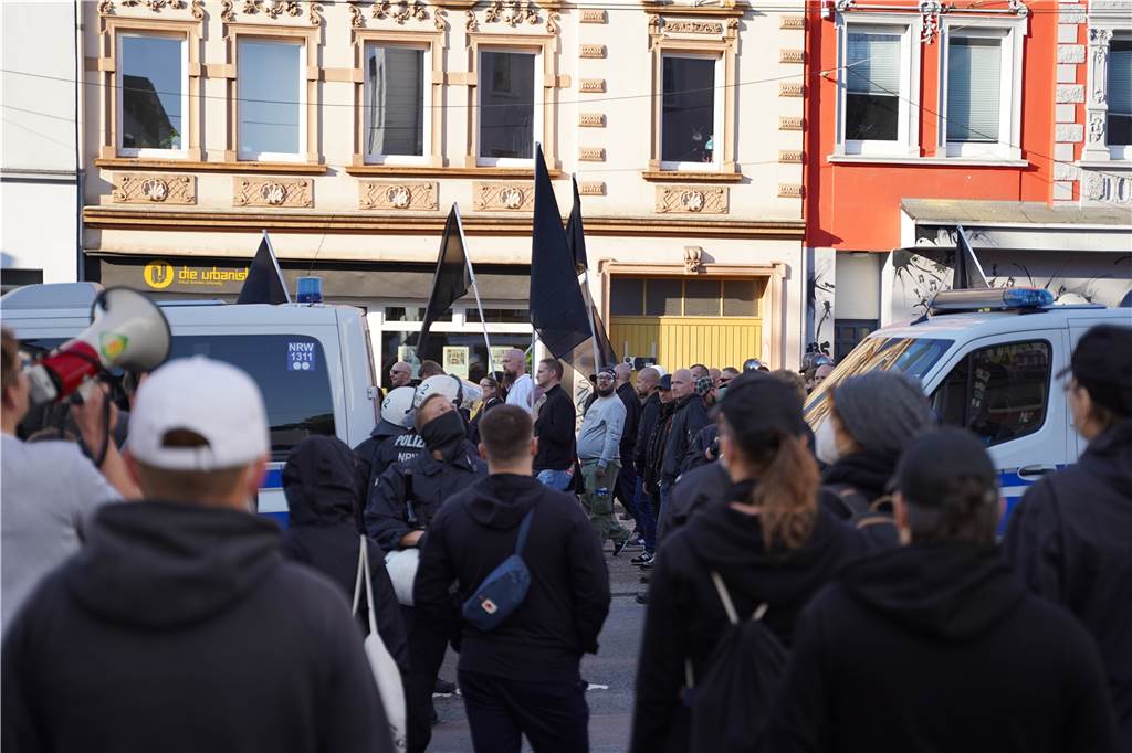 Neonazi-Demo: Knapp 500 Rechtsextremisten zogen durch Dortmund Näher als hier auf der Rheinischen Straße kam der Gegenprotest am Samstag nicht. Die Polizei schirmte beide Gruppen voneinander ab.