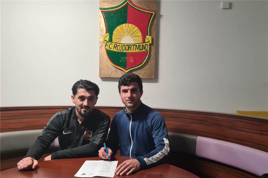 Nach Kampfansage für nächste Saison: FC Roj holt 43-Tore-Stürmer aus Bochum Nagdet Magid (r.), Sportlicher Leiter des FC Roj, mit seinem Neuzugang Jwaw Mohammad.