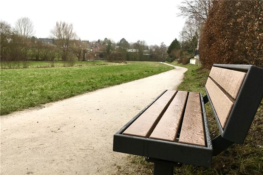 Nagelneue Sitzbänke laden im Lohbachtal zu einer kleinen Pause ein.