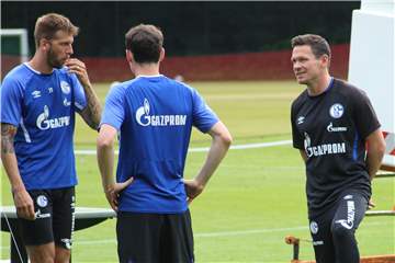Nah dran an den Profis: Sascha Riether (r.) mit Guido Burgstaller (l.) und Sebastian Rudy.