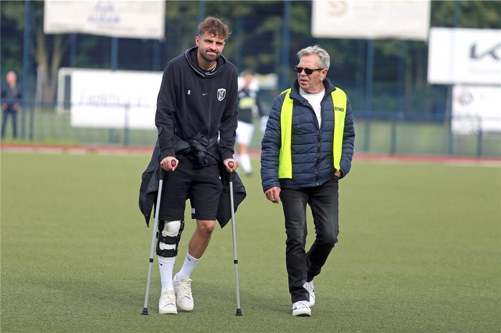 Dennis Grodzik will Karriere nach OP fortsetzen Nah dran an der Mannschaft: Dennis Grodzik (l.) schaute sich am Sonntag das Spiel seiner Mannschaft gegen den TuS Hannibal an und unterhielt sich mit Ordner Detlef Kaiser.