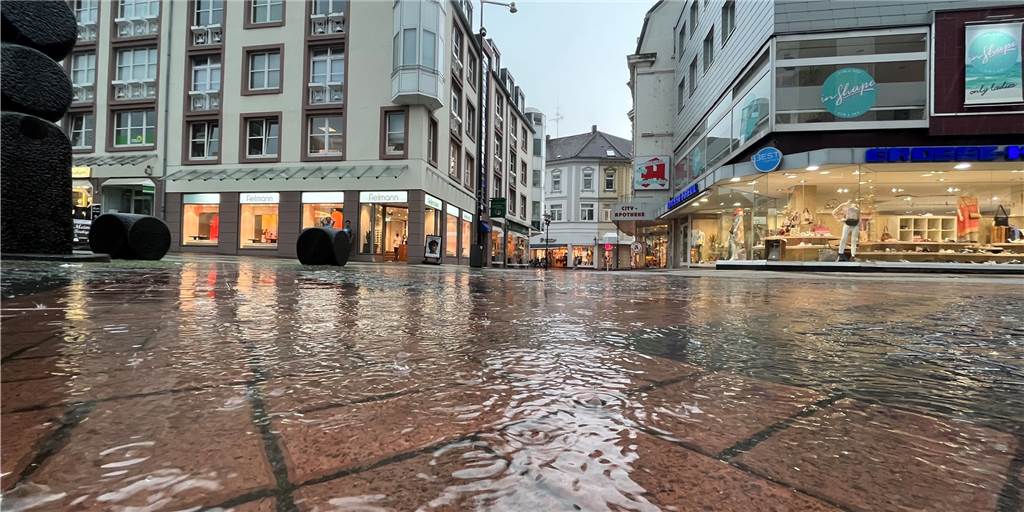 Tief „Emmelinde“ zieht über Castrop-Rauxel – viel Wasser, geringe Schäden Nahe dem Bormann-Brunnen stand das Wasser zeitweise. Aber wirklich heftiger Regen fiel nur für wenige Minuten.