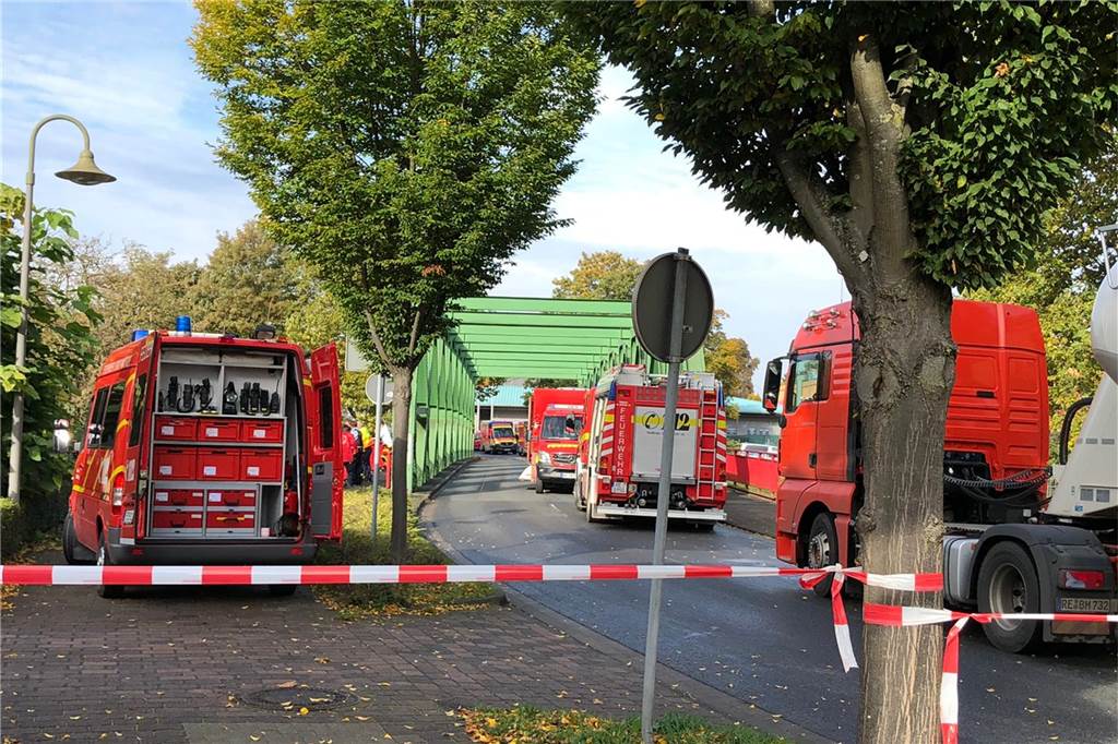 Diverse Einsatzfahrzeuge der Feuerwehr stehen nahe der Lukasbrücke zwischen Waltrop und Datteln.