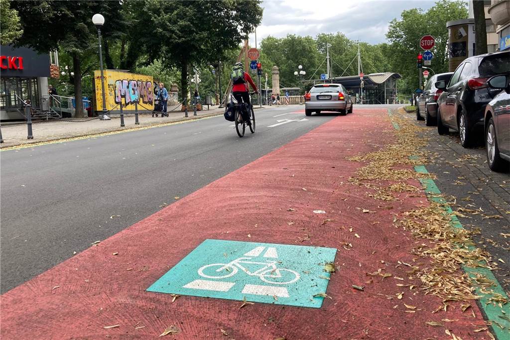 Radschnellweg-Weiterbau lässt noch Jahre auf sich warten Nahe der Möllerbrücke ist das erste Teilstück des Radschnellwegs in der Sonnenstraße seit knapp zwei Jahren befahrbar.