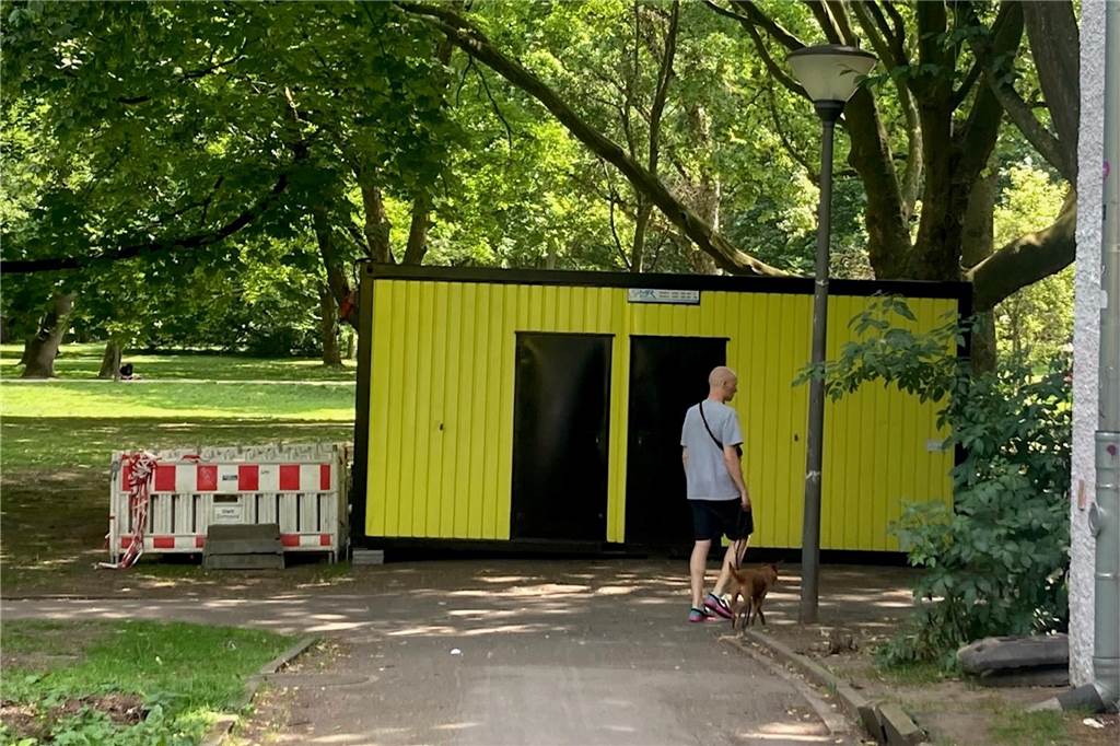 Nahe der Rittershausstraße mit dem alten Museumsgebäude steht der schwarzgelbe Toilettencontainer für den Westpark.