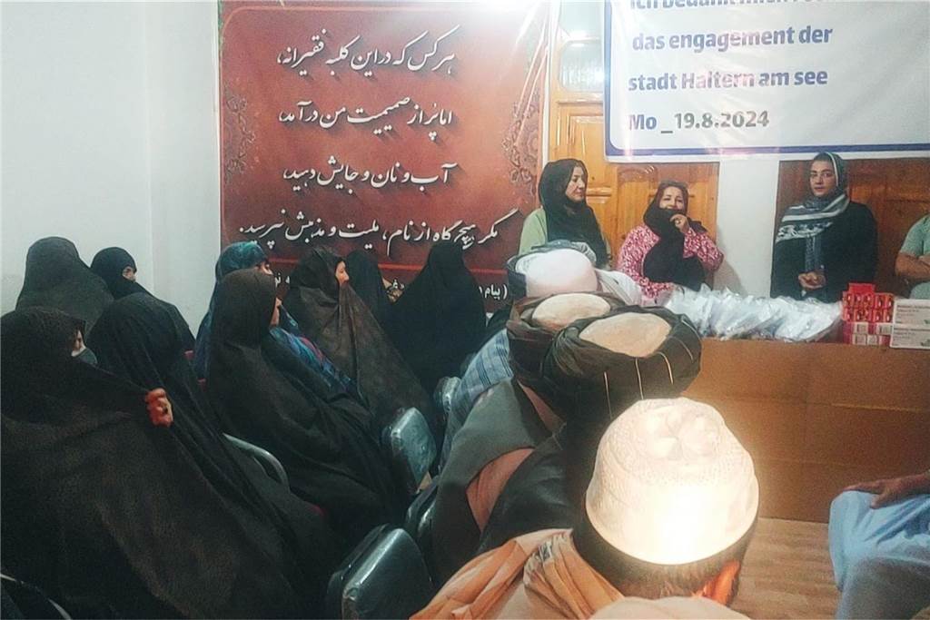 Latifa Saljuki wünscht sich von Herzen Paten für afghanische Schule Latifa Saljuki mit Menschen aus einem afghanischen Dorf