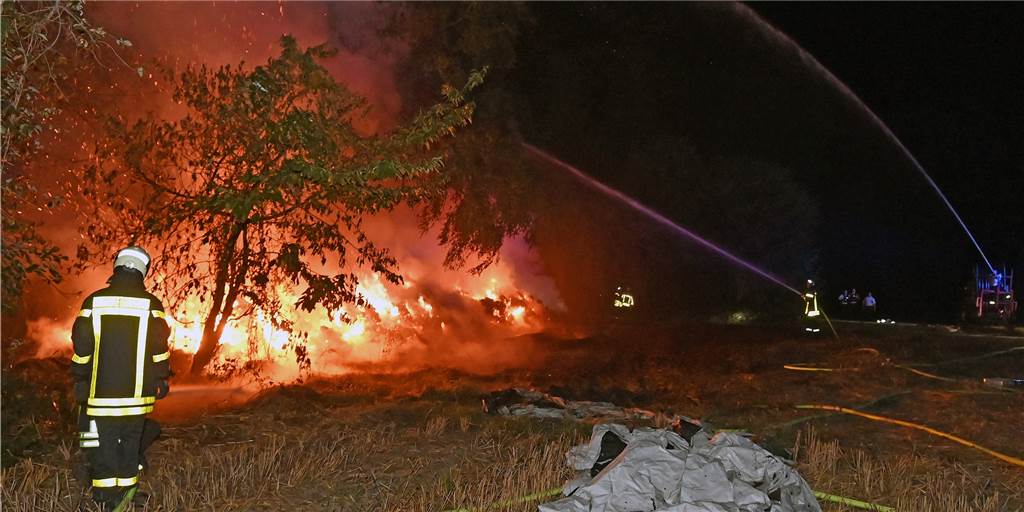 Brandserie in Dorsten: Polizei fasst mutmaßliche Brandstifterin Ein Strohlager brennt in Lembeck. Feuerwehrleute löschen das Feuer.
