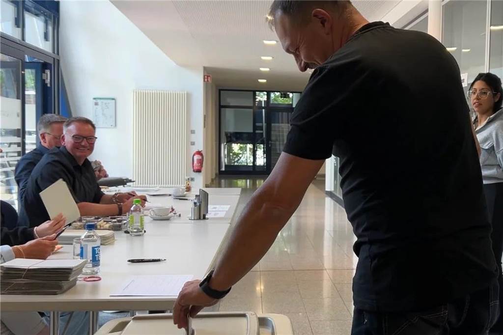 Wähler wirft Wahlschein ein