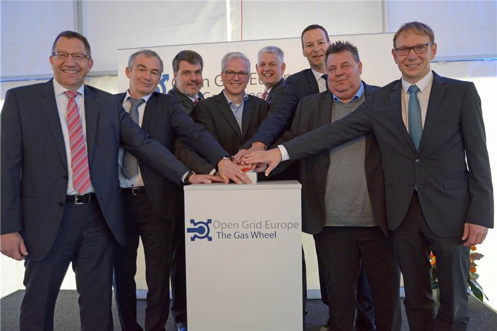 Ausbau der Erdgas-Verdichterstation von Open Grid nach fünf Jahren abgeschlossen Nahmen die drei neuen Verdichterstationen am Montagmorgen in Betrieb (v.l.): Dr. Jörg Bergmann (Sprecher der Geschäftsführung von Open Grid Europe), Dr. Jürgen Hambrecht (Betriebsstellenleiter), Bundestagsabgeordneter Michael Thews, Projektleiter Jochen Kemper, Staatssekretär Christoph Dammermann, Dr. Thomas Hüwener (Mitglied der Geschäftsführung), Baustellenmanager Hartmut Sperling und Bürgermeister Lothar Christ.