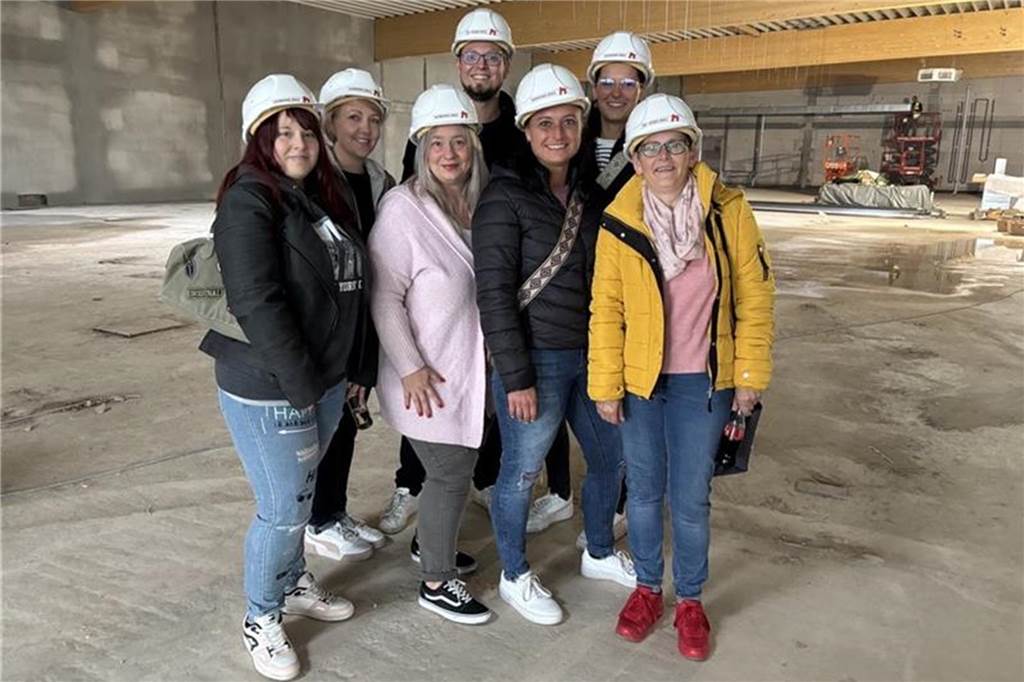 Auf der Zielgeraden: Rossmann, Ernsting’s family und Rewe bald am Kirmesplatz Nahmen ihren neuen Arbeitsplatz unter die Lupe: die Mitarbeiterinnen des Rewe-Markes sowie der Marktmanager Tim Peters.
