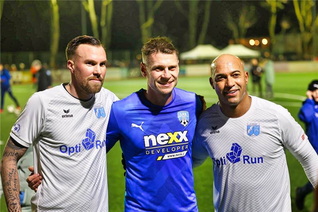 Oktober bis Dezember im Castrop-Rauxeler Sport-Jahr 2023: Führich für DFB, BVB-Profis in Obercastrop Nahmen sich vor dem Gang in die Kabine zur Halbzeitpause Zeit für ein Erinnerungsfoto: (v.l.) Kevin Großkreutz, Lukas Piszczek und Dedé