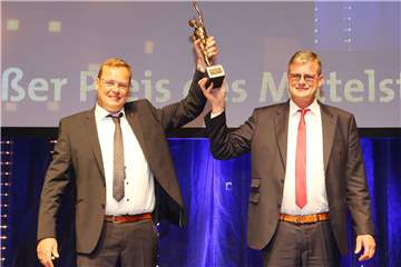 Nahmen sichtlich stolz die Preisstatue und die Auszeichnung entgegen: Wolfgang Büscher (l.) und Hans-Jürgen Büscher.