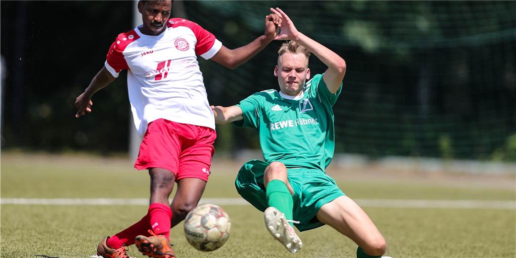 Video-Highlights vom Elf-Tore-Festival: BV Lünen überrascht GS Cappenberg im Spiel um Platz drei Nahom Tareke (l.) und der BV Lünen stellten GS Cappenberg am Kohuesholz vor einige Herausforderungen.
