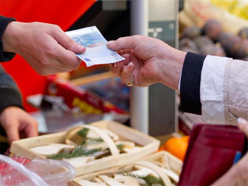 Inflation in Deutschland unverändert bei 0,4 Prozent Nahrungsmittel verteuerten sich im August binnen Jahresfrist um 0,9 Prozent, im Juli waren es noch 1,1 Prozent. Foto: Inga Kjer