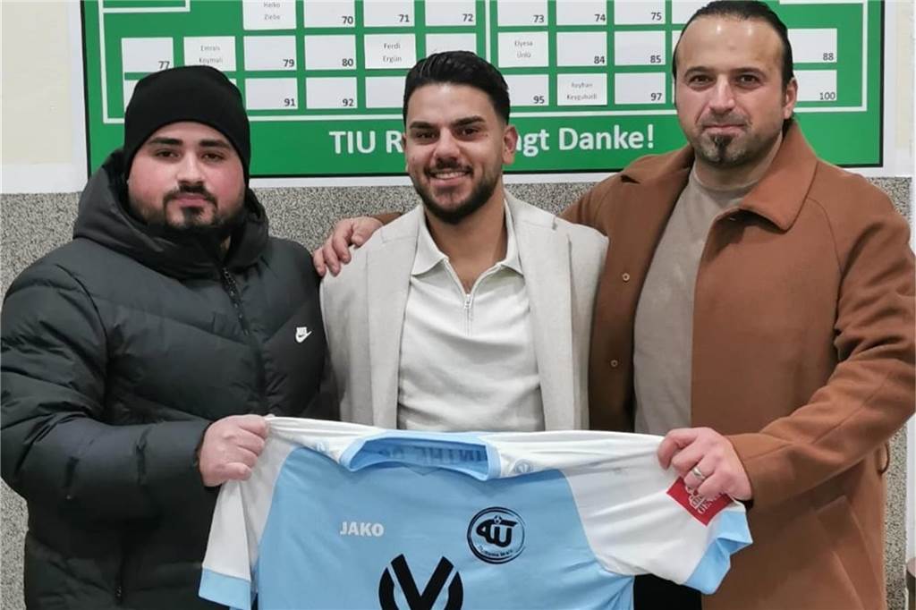 Zweiter Neuzugang: TIU Rünthe wird bei TuRa Bergkamen fündig Nail Kocapinar (l.) und TIU-Vorsitzender Ferdi Ergün (r.) freuen sich auf Jawad Morsel (M.) vom FC TuRa Bergkamen.
