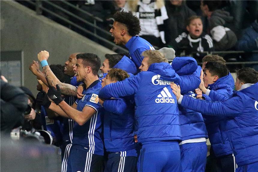Naldo rettet Schalke erneut in der Nachspielzeit Naldo (l.) erzielte in der Nachspielzeit den 2:2-Ausgleich.