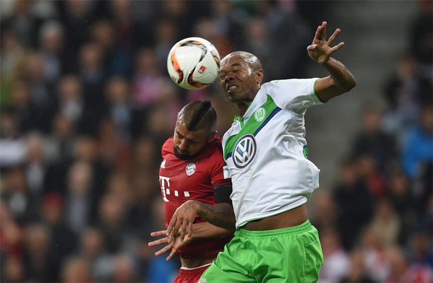 Ablösefrei: Schalke verpflichtet Wolfsburgs Naldo Naldo (r.) trägt ab der kommenden Saison das Trikot des FC Schalke 04.