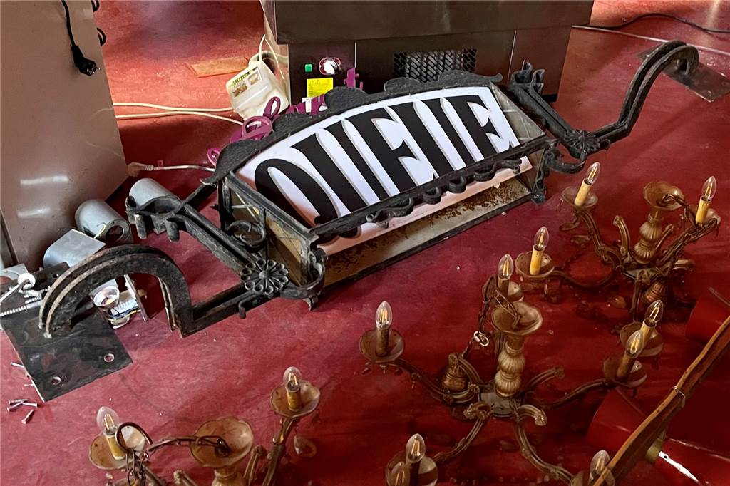 Neustart im Cabaret Queue mit großer Feier, neuen Shows und mediterraner Küche Namensschild und Leuchter sind nur vorübergehend abmontiert. Ende April geht es mit neuem Glanz und altem Charme weiter.