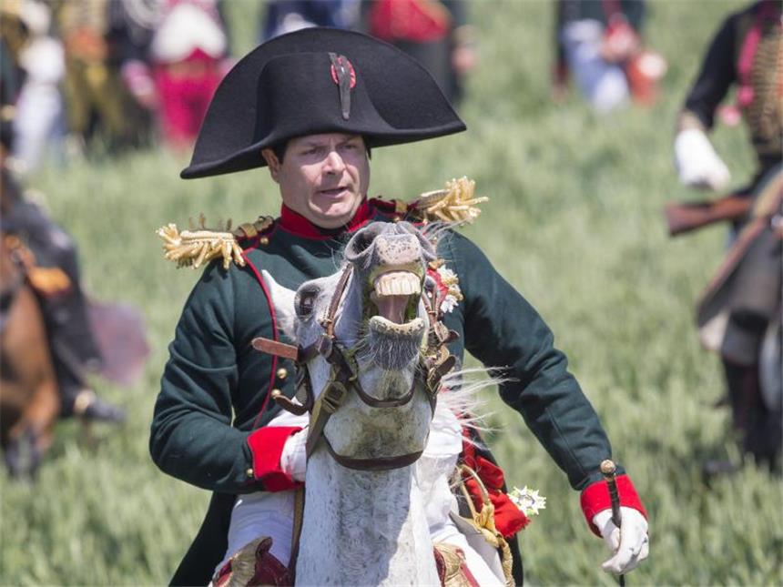 Waterloo stellt Napoleons Niederlage nach Napoleon reitet seiner Niederlage entgegen. Foto: Julien Warnand