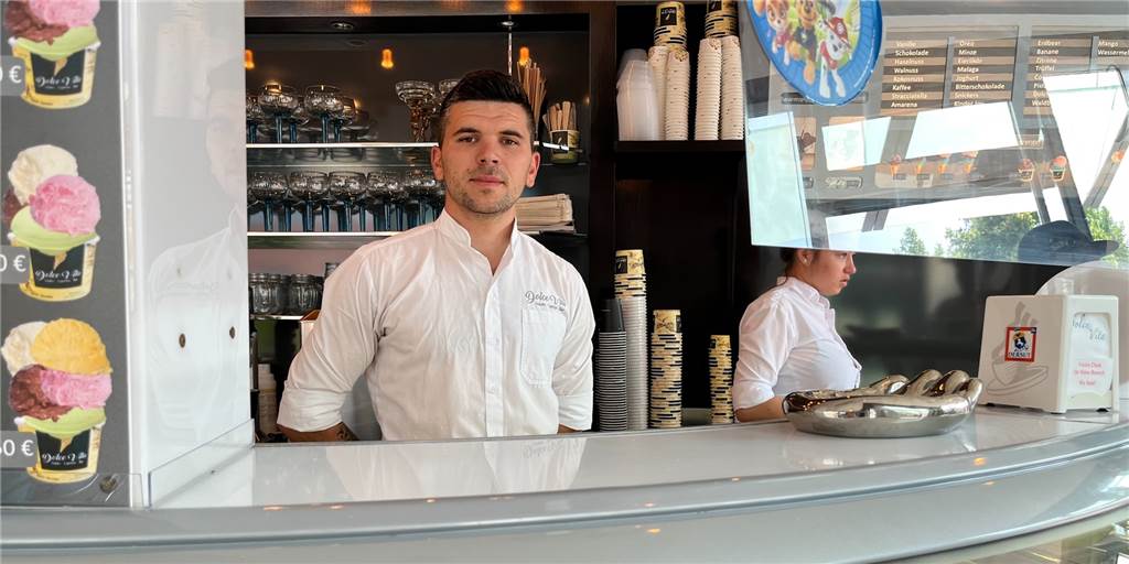 Zu heiß für Eis: Dolce Vita schließt am heißesten Tag des Jahres sogar früher Narcis Pitirici vom Eiscafé Dolce Vita steht hinter der Eistheke.