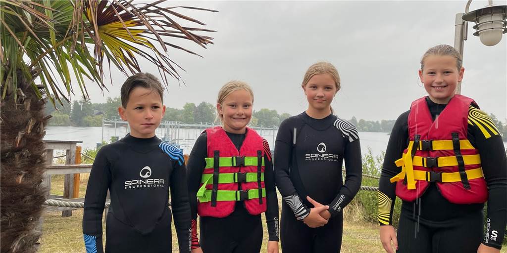 Kletterpark im Ternscher See: Aqua Climb hat noch bis zum Winter geöffnet Nass und glücklich: Johannes (v.l.), Ida, Mia und Theresa haben den Aqua Climb Kletterseilgarten im Ternscher See am Samstag ausgiebig getestet. Ihr Fazit: Es macht auch bei Regen riesigen Spaß.
