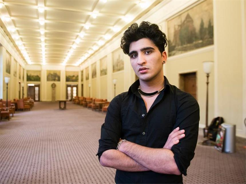 "Nasser #7Leben" am Grips Theater bejubelt Nasser El-Ahmad 2015 im Rathaus Schöneberg in Berlin. Foto: Gregor Fischer