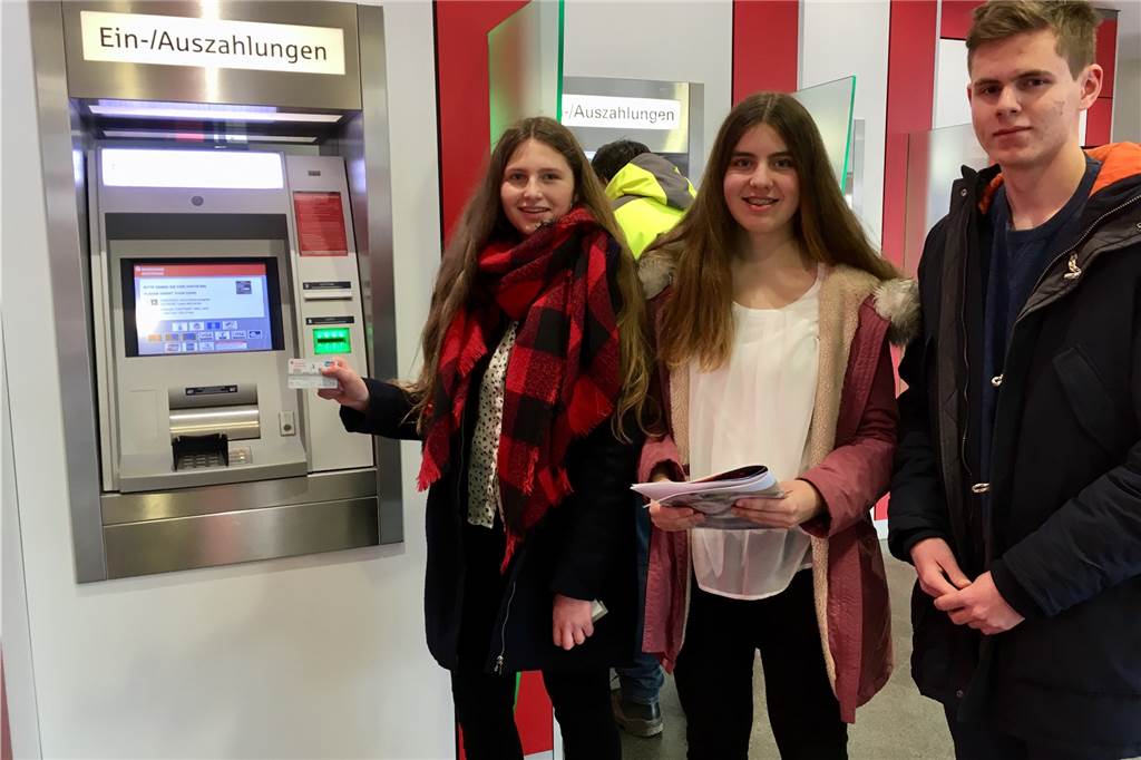 Wie aus Schülern kritische Käufer werden, die mit ihrem Geld haushalten Natalia (14) , Nadja (15) und Jonas (15) vom Heisenberg-Gymnasium haben in der Sparkasse den alltäglichen Umgang mit Bankgeschäften kennengelernt.