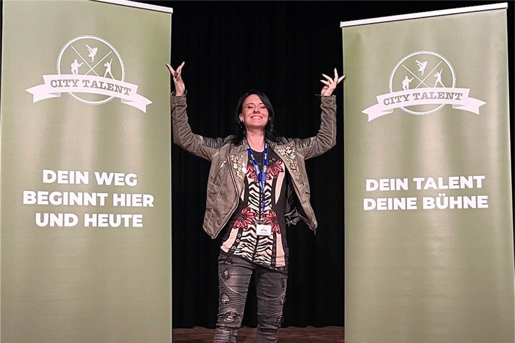 Natalie Held (30) ist Ingenieurin, Sängerin und bald Pilotin Natalie Held auf der Bühne des Talentwettbewerbs „City Talent“ in Minden. Sie steht am 5. April im Finale.