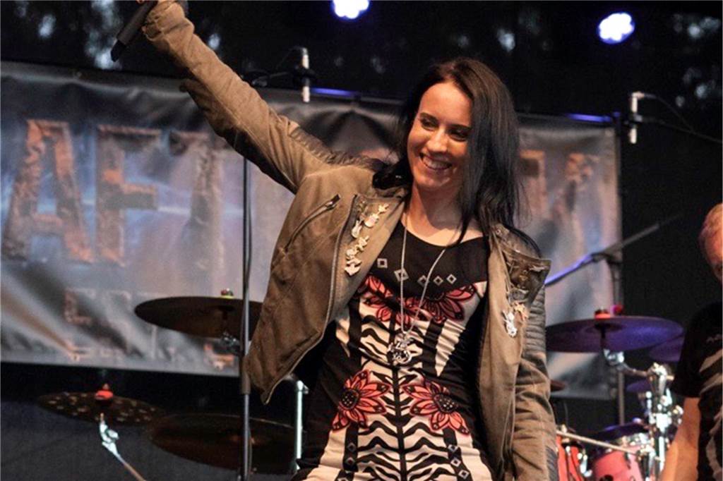 Natalie Held (30) ist Ingenieurin, Sängerin und bald Pilotin Natalie Held steht seit gut zwei Jahren als Frontsängerin der Band Kraftrock auf der Bühne.