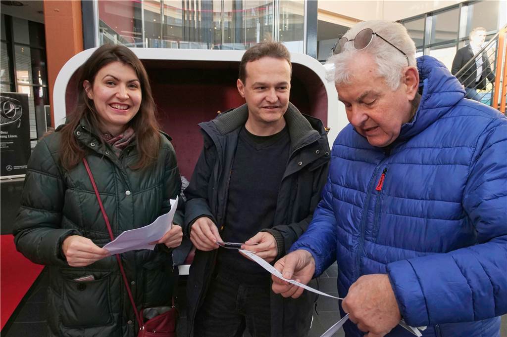 Lüner Rotarier laden ukrainische Geflüchtete ins Kino ein Natalie Rupp (v.l.) übersetzte im Kinosaal, hier mit ihrem Mann Ingmar und Johannes Bergmeyer vom Café Neuland im Kinofoyer.