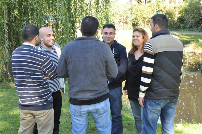 Ehrenamtliche: Das fehlt Flüchtlingen in Selm Natalie Stefanski vom Arbeitskreis Asyl kümmert sich gemeinsam mit anderen Ehrenamtlichen um die Flüchtlinge in der Stadt. Viele Flüchtlinge wollen nicht auf Fotos gezeigt werden – aus Angst vorm syrischen Geheimdienst.