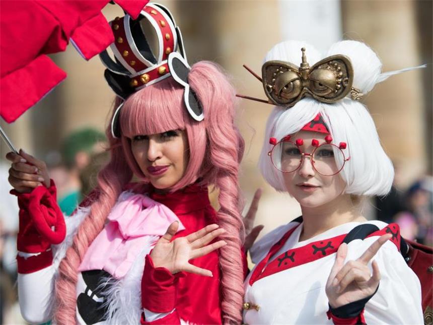 Natascha als Perona (l) und Romy als Purah. Foto: Swen Pförtner