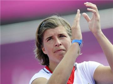 Natascha Keller stellt den Hockeyschläger in die Ecke. Foto: Marius Becker