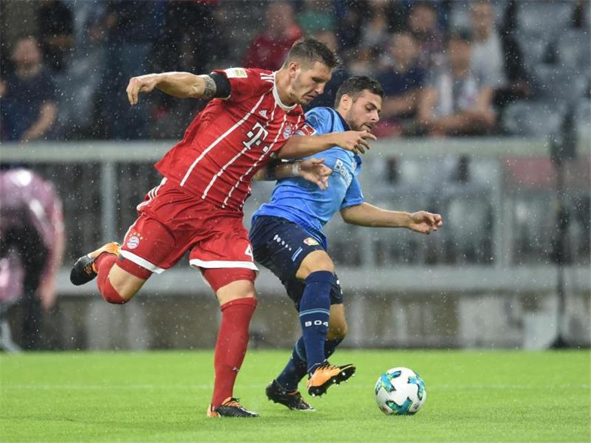 Bayern-Sieg zum Auftakt: Nach Unwetter 3:1 gegen Leverkusen Nationalspieler unter sich: Bayerns Torschütze Niklas Süle (l) beim Zweilkampf mit dem Leverkusener Kevin Volland. Foto: Andreas Gebert
