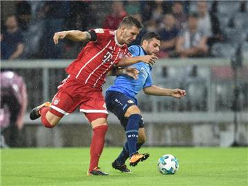 Nationalspieler unter sich: Bayerns Torschütze Niklas Süle (l) beim Zweilkampf mit dem Leverkusener Kevin Volland. Foto: Andreas Gebert