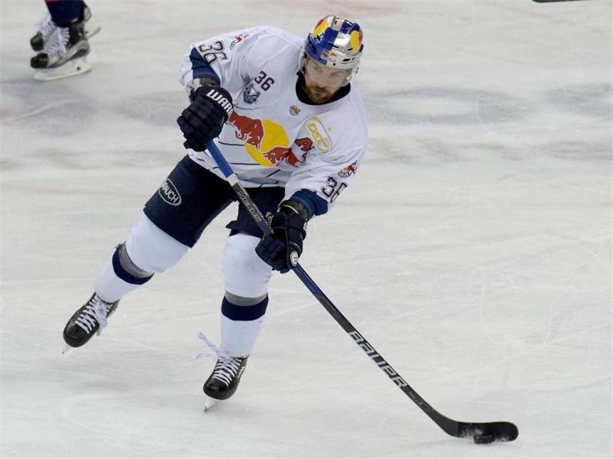 Meister München verliert 0:4 gegen Ingolstadt Nationalspieler Yannic Seidenberg verlor mit dem EHC München 0:4 gegen Ingolstadt. Foto: Monika Skolimowska