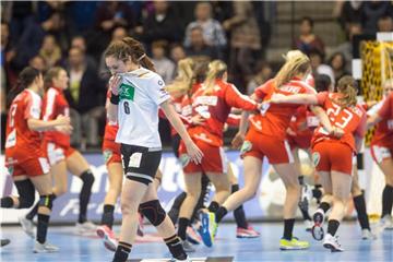 Nationalspielerin Jenny Karolus ist nach dem WM-Aus enttäuscht, während die dänischen Spielerinnen jubeln. Foto: Klaus-Dietmar Gabbert