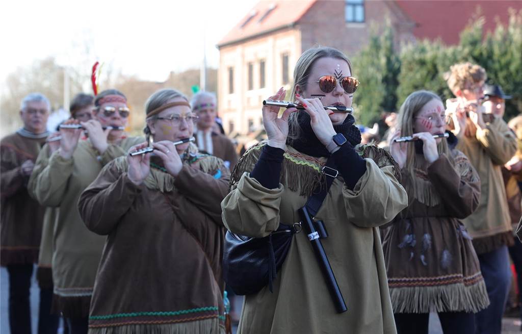 Nelkendienstagsumzug in Olfen: Tausende vereint im Auftrag des Lachens Der Karneval vereint in Olfen viele Menschen mit närrischem Gemüt.