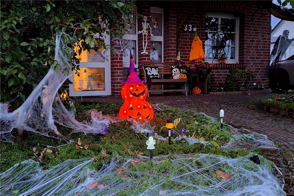 Grausiger Grusel: Familie Paß dekoriert ihr Haus für Halloween Natürlich dürfen für das Halloween-Fest auch Kürbisse nicht fehlen.