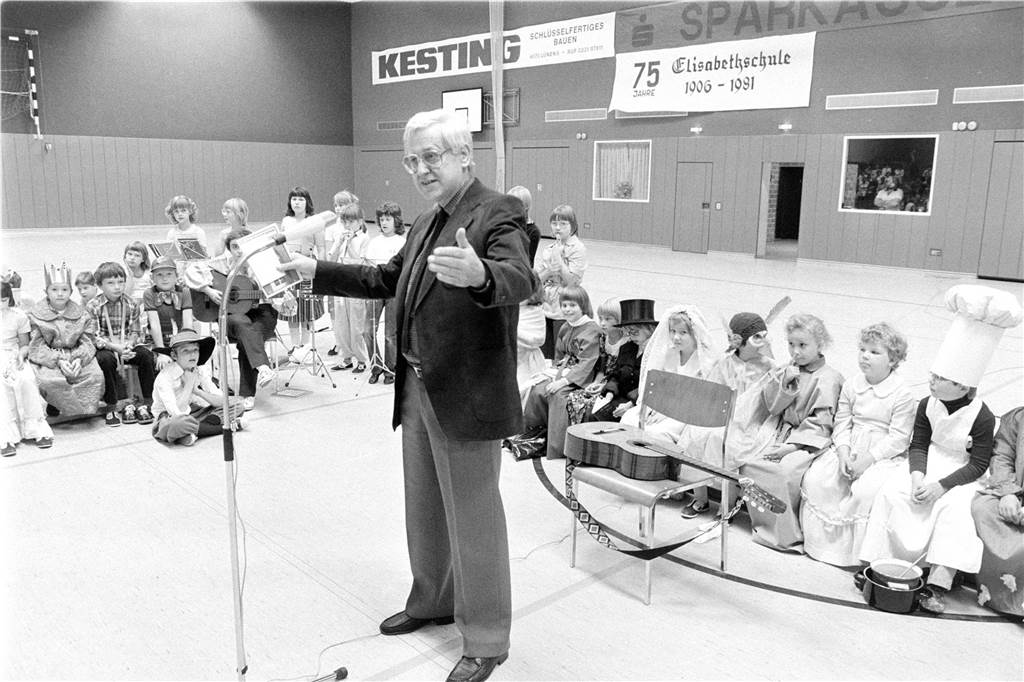 Natürlich durfte Hans-Werner-Harzer bei der 75-Jahr-Feier der Elisabethschule in Brambauer nicht fehlen.