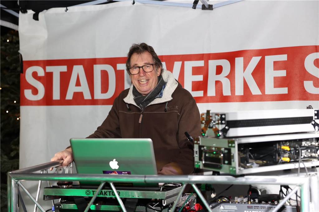Ein Mann mit Laptop