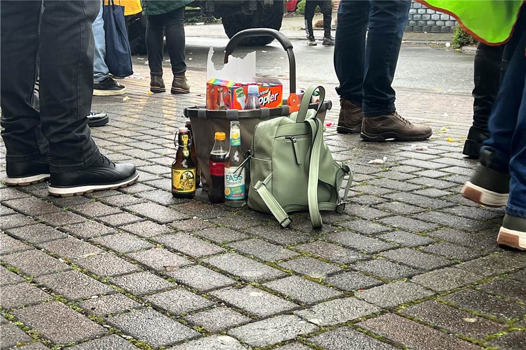 Natürlich durften beim Karnevalsumzug in Südlohn die passenden Getränke nicht fehlen.