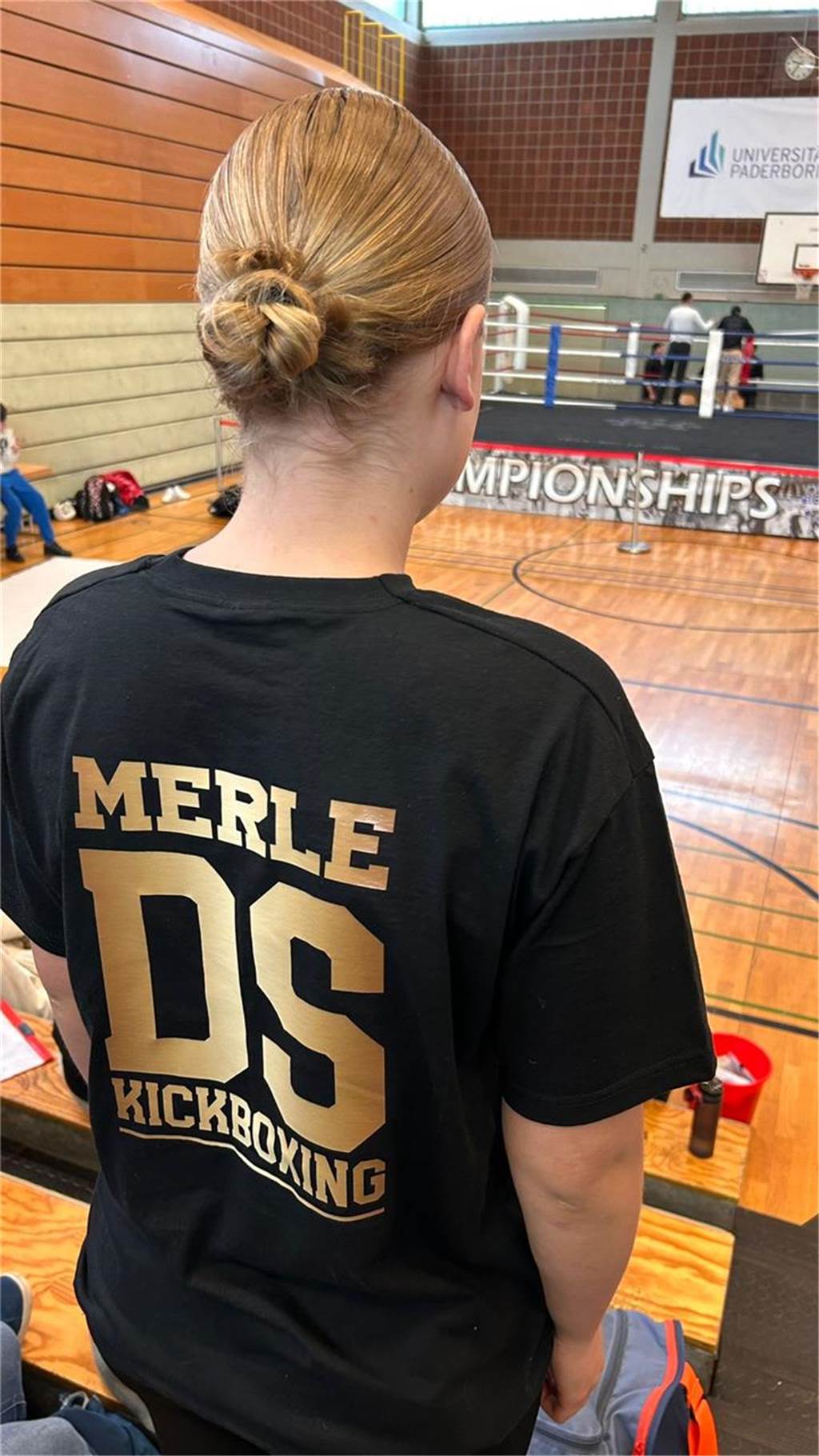 Junge Heekerin im Kickbox-Ring: Merle (16) ist „mit Talent gesegnet“ Eine Frau in einer Sporthalle