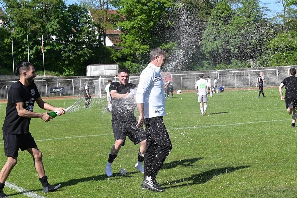 FC 26 macht gegen Bossendorf alles klar, doch die Aufstiegsfreude ist getrübt Natürlich gab es für Erfolgstrainer Andreas Klemm auch die obligatorische Sektdusche nach Spielschluss.