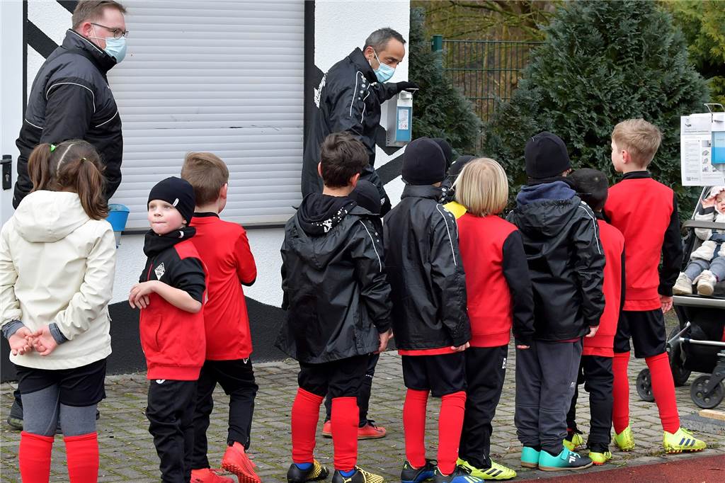 Mit vielen Fotos: Lüner Jugend-Fußballer jagen wieder über den Platz Natürlich mussten auch die kleinsten Fußballer beim VfB Lünen die Corona-Regeln einhalten.